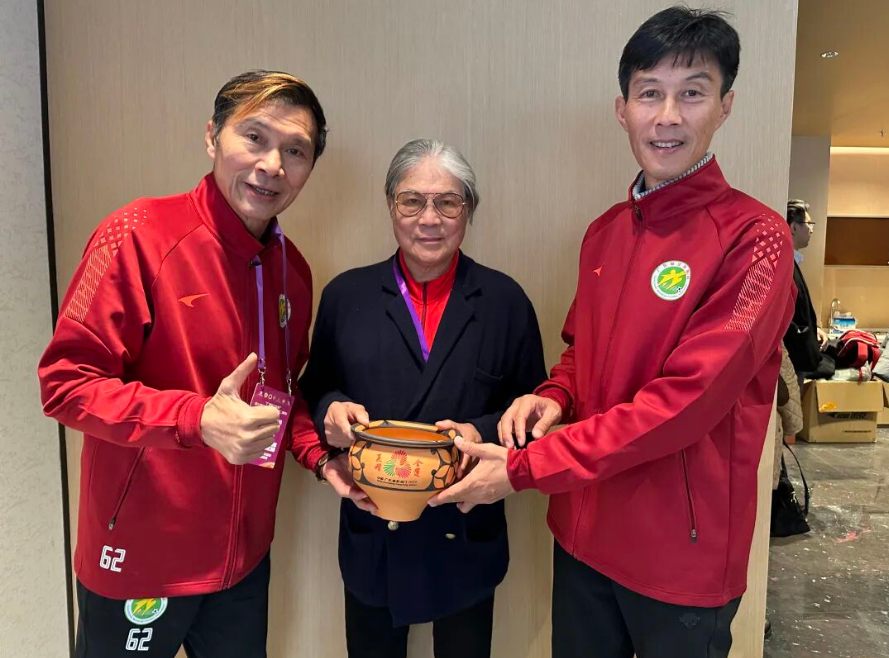 王新軍仰韶文化非遺作品贈(zèng)霍震霆 “全運(yùn)花開”彩陶盆傳遞家國(guó)情懷