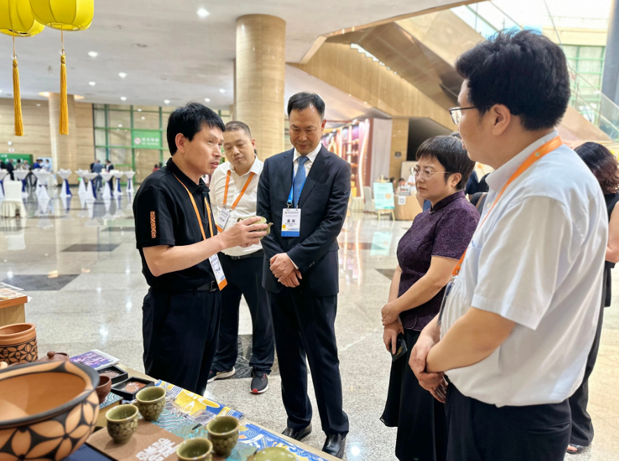 非遺彩陶走進(jìn)上合組織媒體智庫峰會(huì)