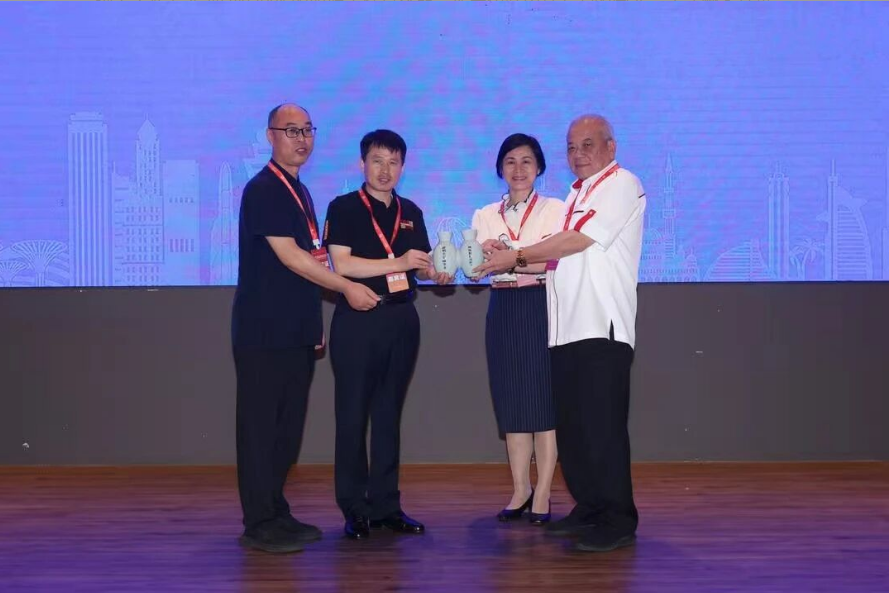 王新軍仰韶雙聯(lián)壺贈(zèng)馬來西亞，中馬友誼再續(xù)千年雅韻